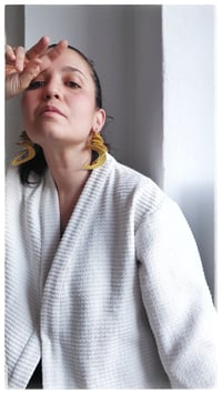 Image 8 of Orecchini artigianali in pelle CURLS  - Giallo Caldo