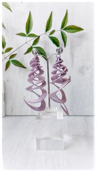 Image 1 of Orecchini artigianali in pelle CURLS  - Lilla