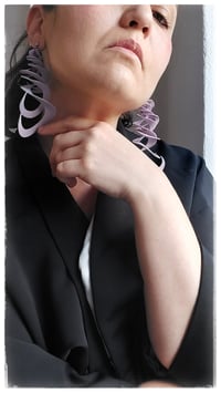Image 6 of Orecchini artigianali in pelle CURLS  - Lilla