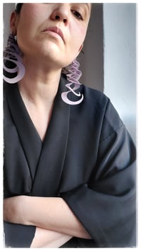 Image 4 of Orecchini artigianali in pelle CURLS  - Lilla