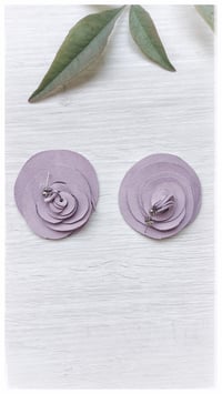 Image 2 of Orecchini artigianali in pelle CURLS  - Lilla