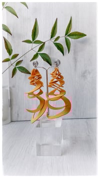 Image 4 of Orecchini artigianali in pelle CURLS  - Mandarino 