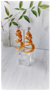 Image 3 of Orecchini artigianali in pelle CURLS  - Mandarino 