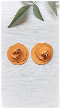 Image 2 of Orecchini artigianali in pelle CURLS  - Mandarino 