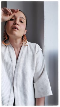 Image 6 of Orecchini artigianali in pelle CURLS  - Mandarino 