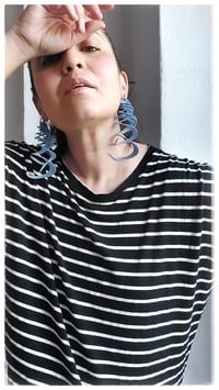 Image 11 of Orecchini artigianali in pelle CURLS  - Ceruleo