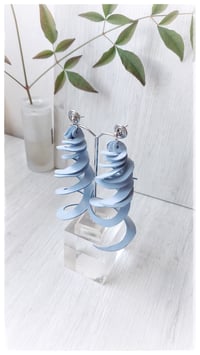 Image 6 of Orecchini artigianali in pelle CURLS  - Ceruleo