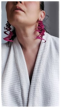 Image 7 of Orecchini artigianali in pelle CURLS  - Fucsia