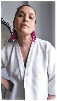 Image 8 of Orecchini artigianali in pelle CURLS  - Fucsia