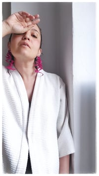 Image 11 of Orecchini artigianali in pelle CURLS  - Fucsia