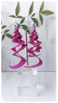 Image 5 of Orecchini artigianali in pelle CURLS  - Fucsia