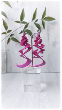 Image 6 of Orecchini artigianali in pelle CURLS  - Fucsia