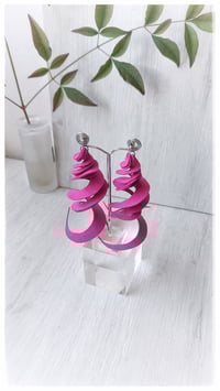 Image 4 of Orecchini artigianali in pelle CURLS  - Fucsia