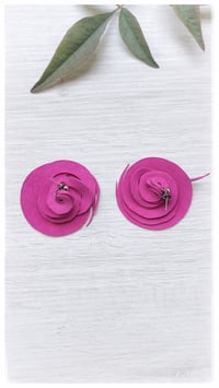 Image 2 of Orecchini artigianali in pelle CURLS  - Fucsia