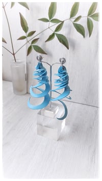 Image 4 of Orecchini artigianali in pelle CURLS  - Azzurro