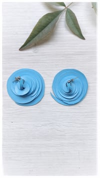 Image 2 of Orecchini artigianali in pelle CURLS  - Azzurro