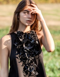 Image 2 of PREORDINE - Collana scutlura artigianale in pelle BERENICE "statement black"