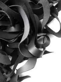 Image 5 of PREORDINE - Collana scutlura artigianale in pelle BERENICE "statement black"