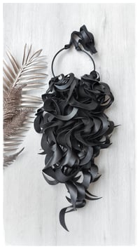 Image 1 of PREORDINE - Collana scutlura artigianale in pelle BERENICE "statement black"