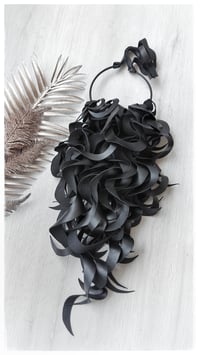 Image 3 of PREORDINE - Collana scutlura artigianale in pelle BERENICE "statement black"