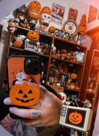 Image 3 of Halloween 3 Magic Pumpkin Phone Grip