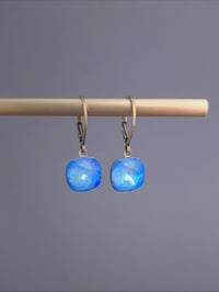 Image 2 of Dormeuses cristal bleu