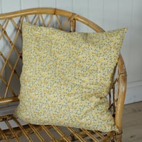 Image 1 of Housse de coussin fleuri jaune