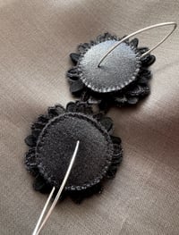 Image 3 of "La Pâquerette" - Earrings (black) - 2 in stock