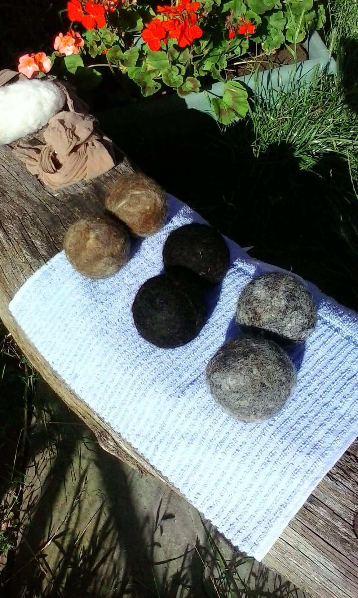 Image of FELTED LAUNDRY DRYER BALLS - Set of 3