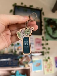 Porte clé en bois 8.6 fleurie 