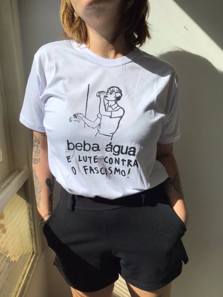 Image of Pré-venda: T-Shirt Beba Água e Lute Contra o Fascismo