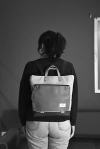 Image 3 of Mochila Book Holder cuadrada DECO letras de Daniel Chong