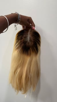 Image 3 of 14” Ombré Blonde Bob Unit