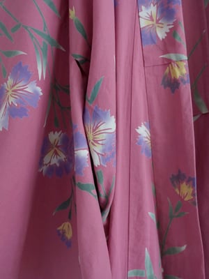 Image of Kimono dame af bomuld i rosa med violette blomster