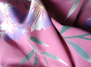 Image of Kimono dame af bomuld i rosa med violette blomster