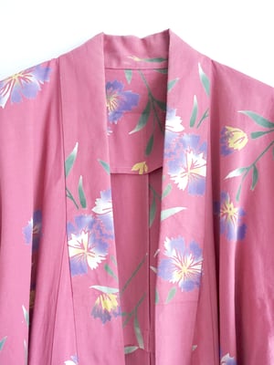 Image of Kimono dame af bomuld i rosa med violette blomster