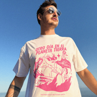 Image 1 of Camiseta Corta UNISEX - 'Otro Día En El Planeta Tierra' - Blanca y Rosada - Serigrafía