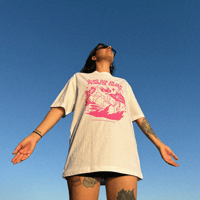 Image 4 of Camiseta Corta UNISEX - 'Otro Día En El Planeta Tierra' - Blanca y Rosada - Serigrafía