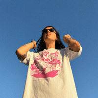 Image 2 of Camiseta Corta UNISEX - 'Otro Día En El Planeta Tierra' - Blanca y Rosada - Serigrafía