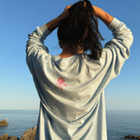 Image 4 of Camiseta Larga UNISEX -  'Otro Día En El Planeta Tierra' - Celeste y Rosa - Serigrafía