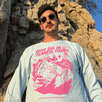 Image 1 of Camiseta Larga UNISEX -  'Otro Día En El Planeta Tierra' - Celeste y Rosa - Serigrafía