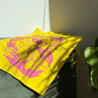 Image 4 of TOTE BAG AMARILLA - 'Otro Día En El Planeta Tierra'