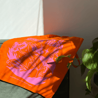 Image 3 of TOTE BAG NARANJA - 'Otro Día En El Planeta Tierra'