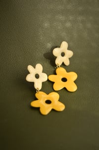 Image 2 of Florecillas pastel amarillas