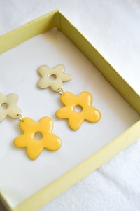 Image 1 of Florecillas pastel amarillas