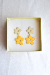 Image 3 of Florecillas pastel amarillas
