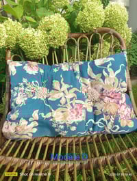 Image 6 of Coussin fleuri au charme d'antan 