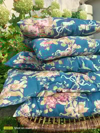 Image 9 of Coussin fleuri au charme d'antan 
