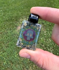 Image of Skull tile w/black bale