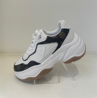 Image 1 of SNEAKER BLANCA Y LOGO GUESS 